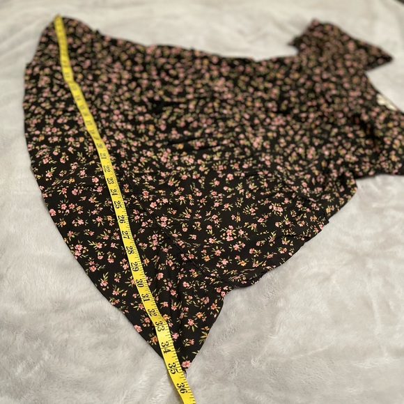 Floral dress, cute for spring and going into the summer - Picture 6 of 6